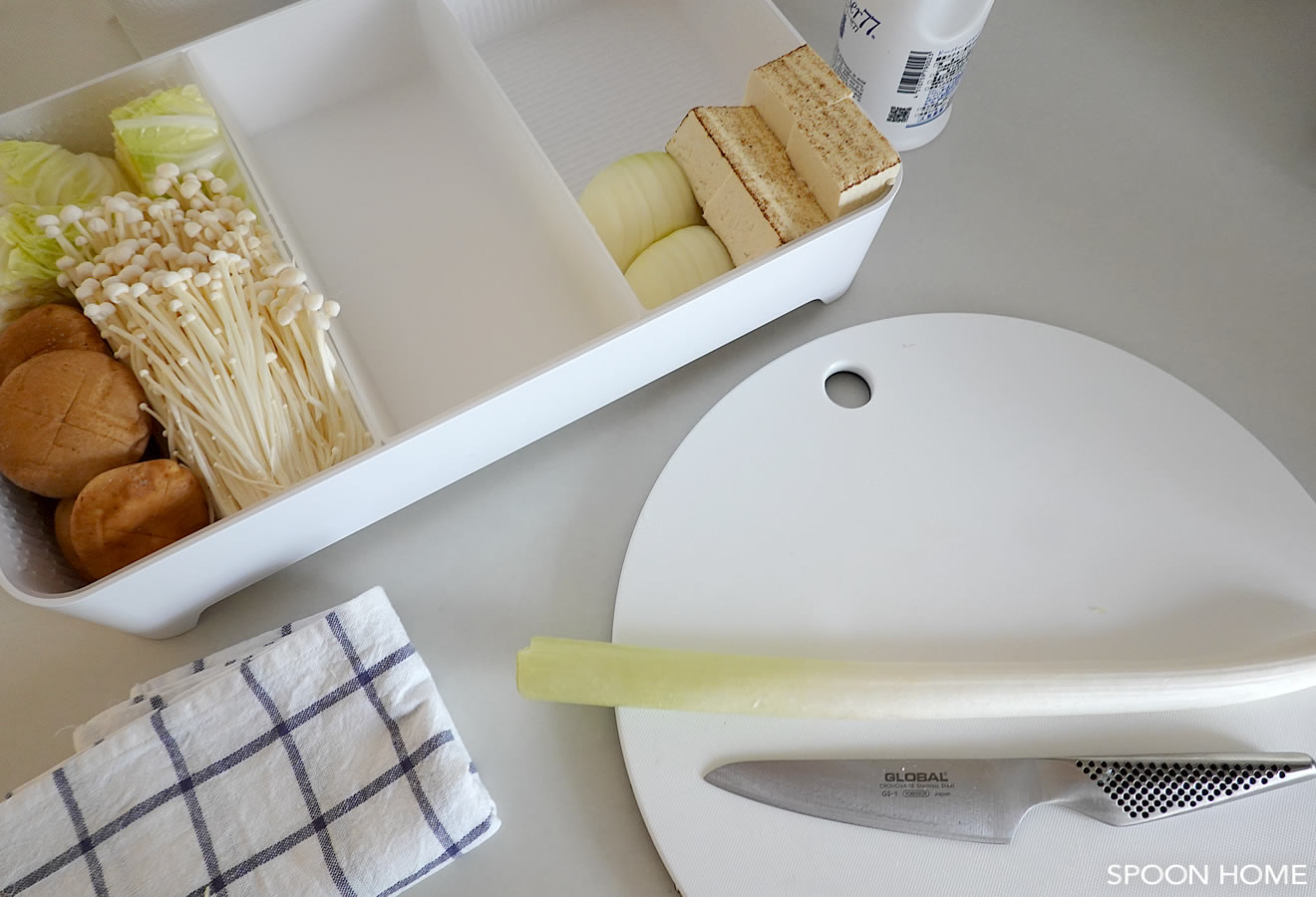 towerの蓋付き卓上水切りトレーが便利。鍋料理や焼肉の野菜準備におすすめ【山崎実業】