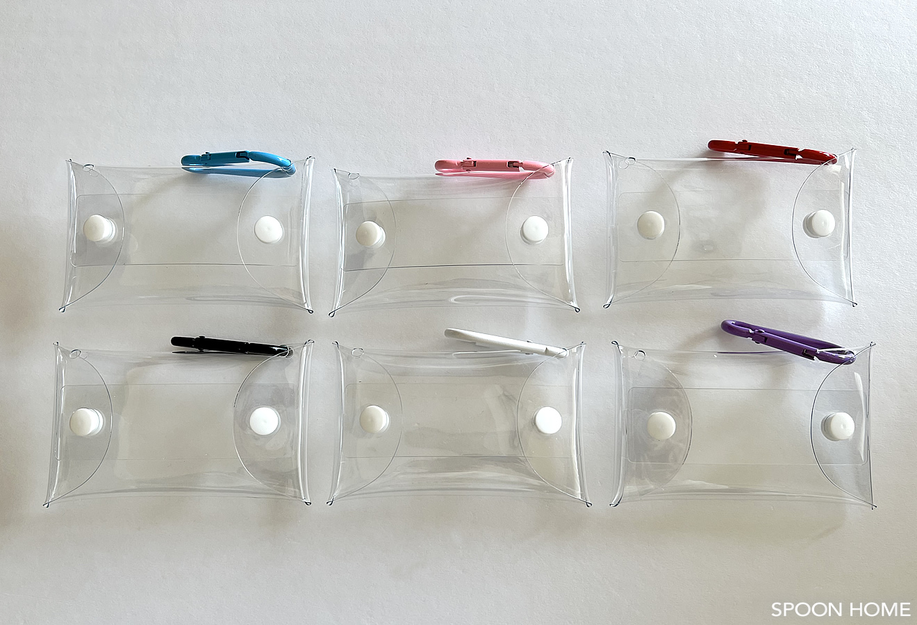 透明な小物ケース「カラビナ付きクリアポーチ」が便利。ガチャガチャのコレクション入れに
