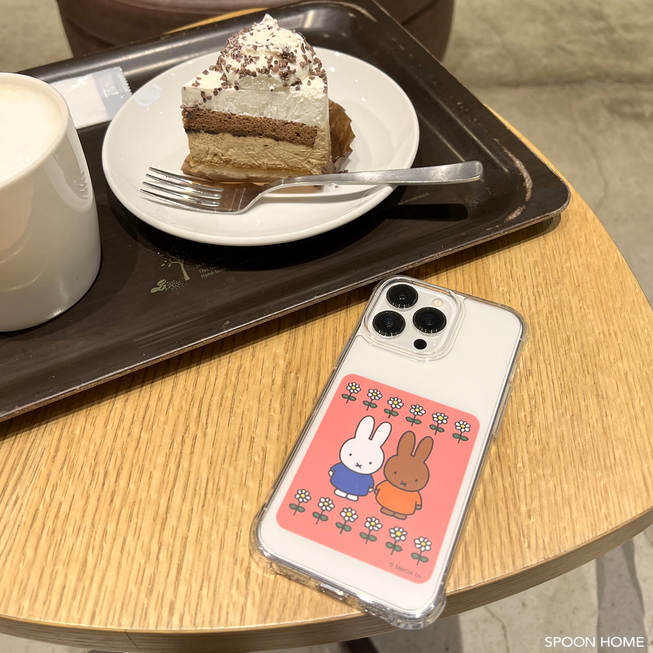 スマホケースに挟むと可愛いステッカーの画像